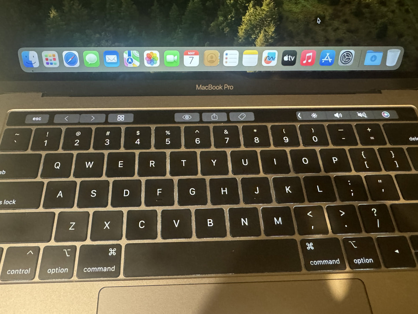 Immaculate MacBook Pro 13-inch 2019 16GB 256GB touch bar battery count 406