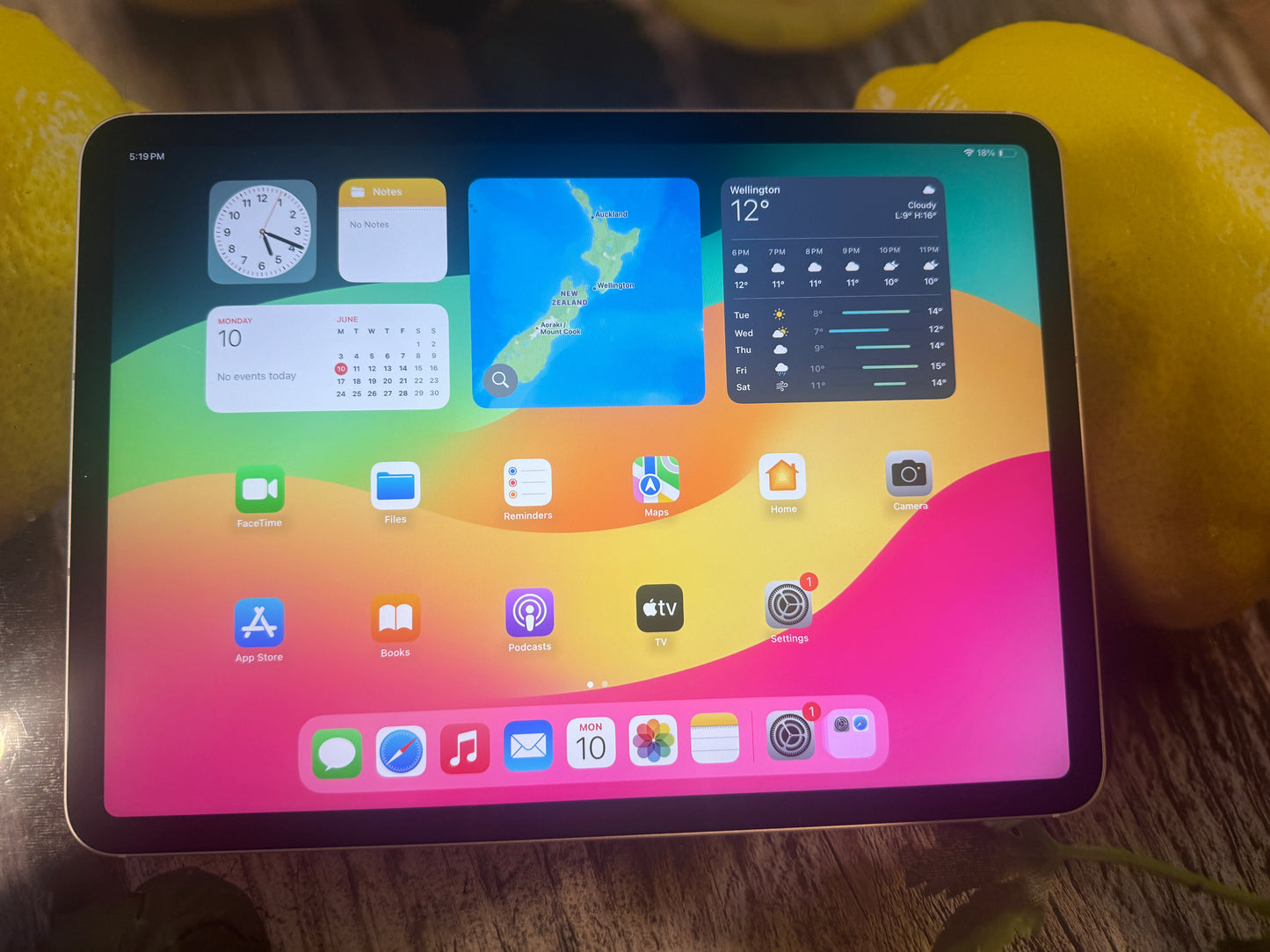 Pristine Apple iPad Pro 11" (Wi-Fi/Cell 3rd Gen) 256GB battery health 100%