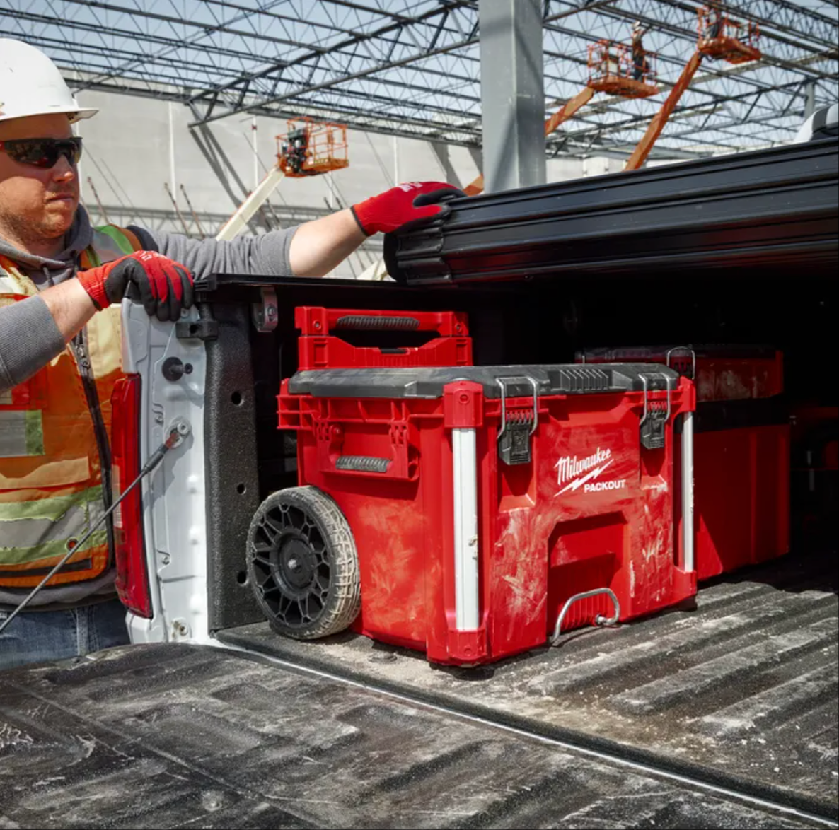 Milwaukee PACKOUT Low Profile Rolling Tool Box 48228427