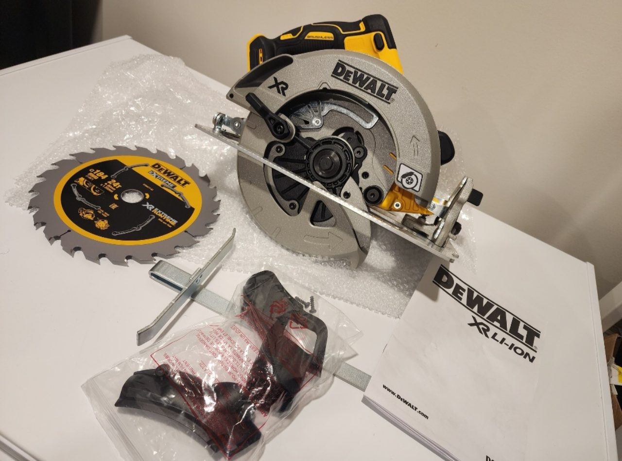DeWALT 18V Li-ion XR 184mm Brushless Circular Saw DCS570N-XE - Skin Only