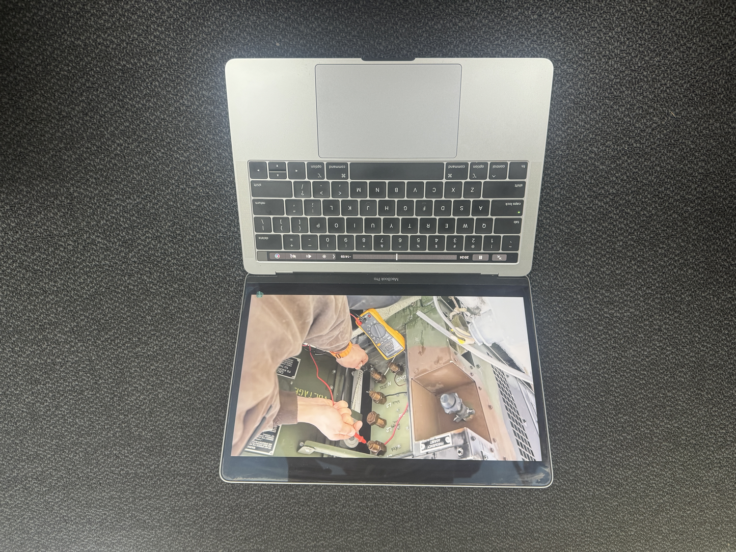 Very tidy Apple MacBook Pro 13'' 2019 "Core i5" 8GB 128GB Touch Bar