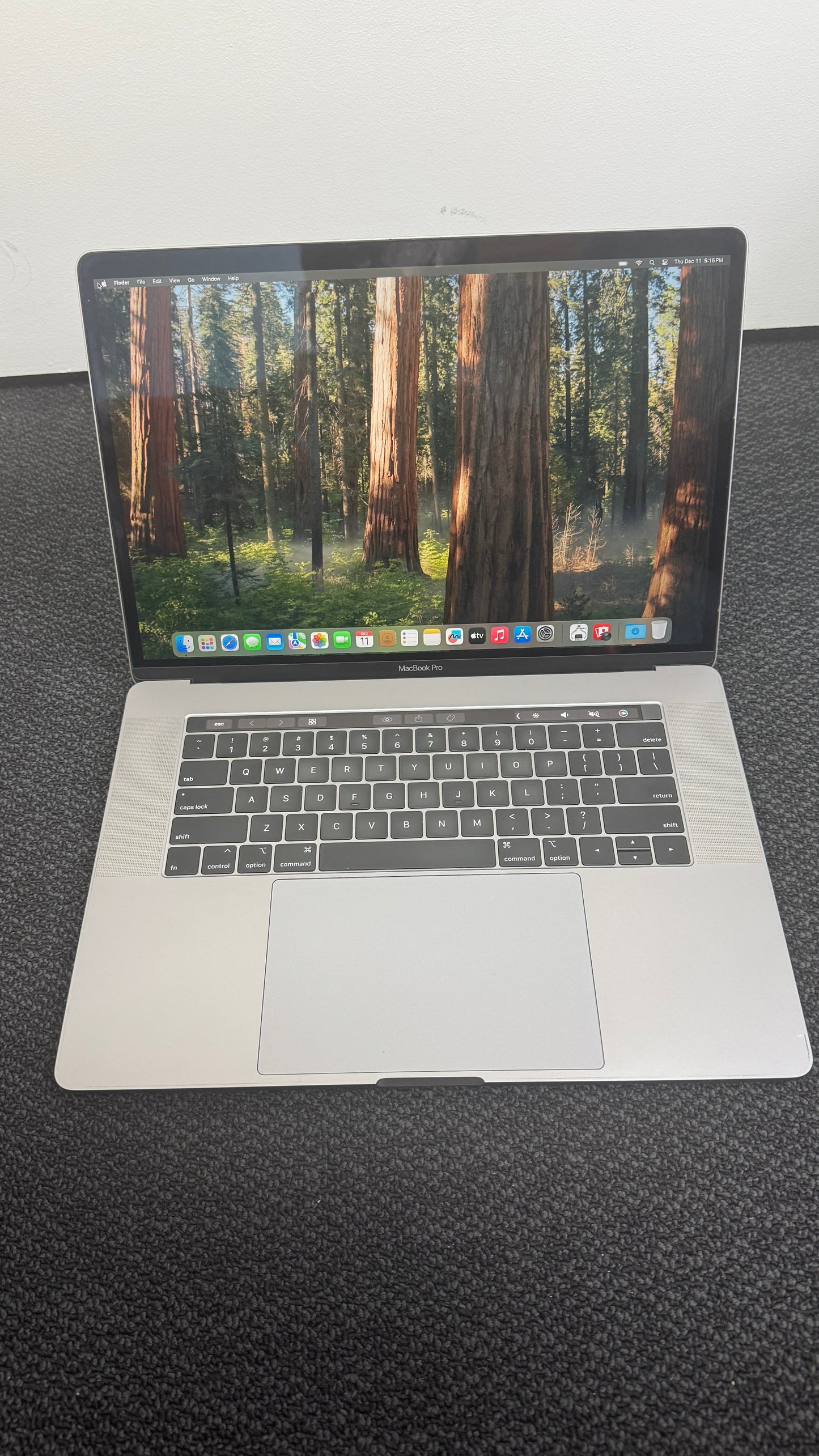 Excellent Apple MacBook Pro 15.4‘’ 2019 "Core i7" 2.6 15" Touch Bar 16GB 256GB